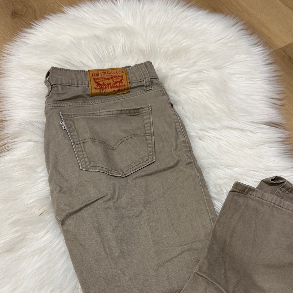Levi's 541 Men's Beige Relaxed-Fit Jeans
